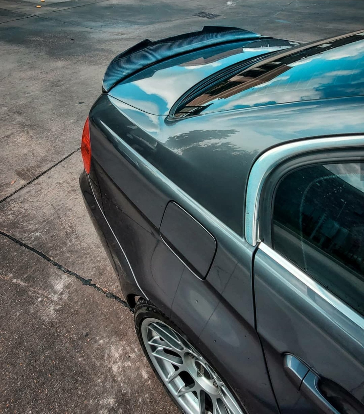 P STYLE (HIGH-KICK) CARBON FIBER TRUNK LIP - E90 3-SERIES